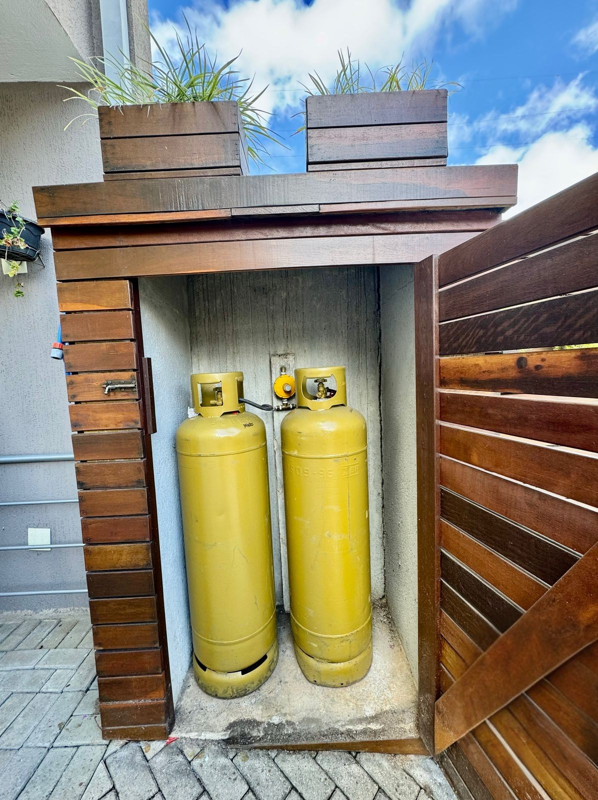 e1467efb-4d03-4272-a7bd-a0932e3b64ab